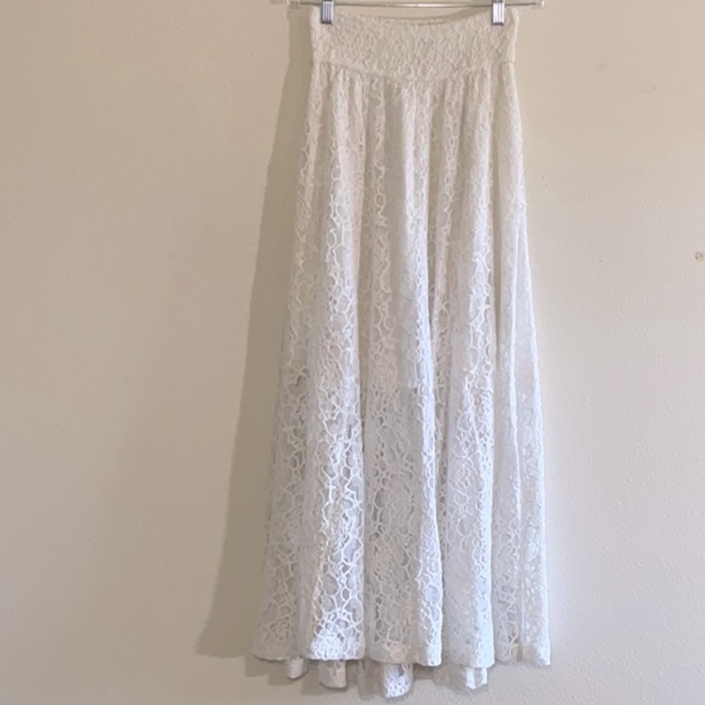 Stunningly Beautiful White Lace Abercrombie Skirt
25.12.06EB